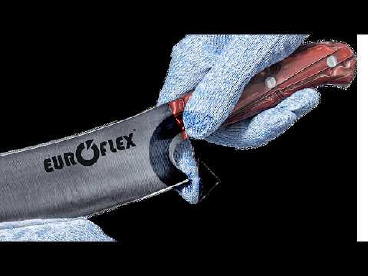 Eine Hand in einem blauen, schnittfesten Handschuh hält ein Messer mit der Aufschrift „EUROFLEX“ in der Hand und demonstriert so den Schutz vor Schnittverletzungen. Der Hintergrund ist schwarz.