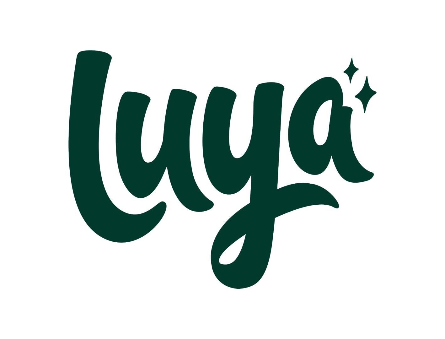 Das Luya-Logo in dunkelgrüner Kursivschrift mit zwei kleinen Sternen über dem Buchstaben a.