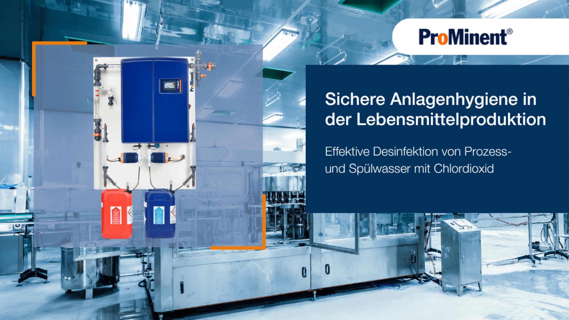 Eine Lebensmittelproduktionsanlage mit Maschinen, darüber ein ProMinent-Gerät und ein deutscher Text über sichere Anlagenhygiene und die wirksame Desinfektion von Prozess- und Spülwasser mit Chlordioxid.