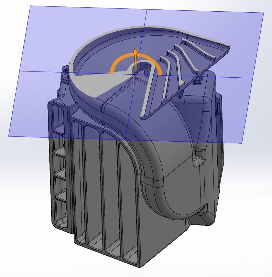 3D-CAD-Modell eines komplexen Bauteils mit gekrümmten und gerippten Elementen, durchschritten von zwei blauen, transparenten Ebenen und einem orangefarbenen Rotationspfeil, der eine mögliche Rotations- oder Bewegungsachse anzeigt.