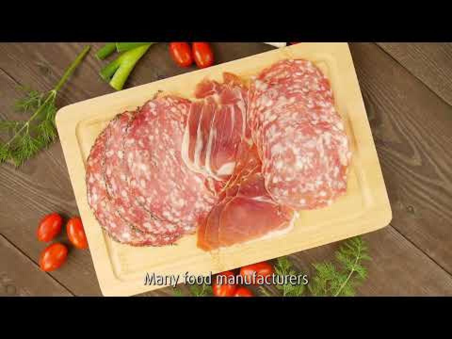 Ein Holzbrett mit verschiedenen Aufschnitt-Sorten, Kirschtomaten, Frühlingszwiebeln und Kräutern auf einem Holztisch. Der Text unten lautet: „Viele Lebensmittelhersteller …“.