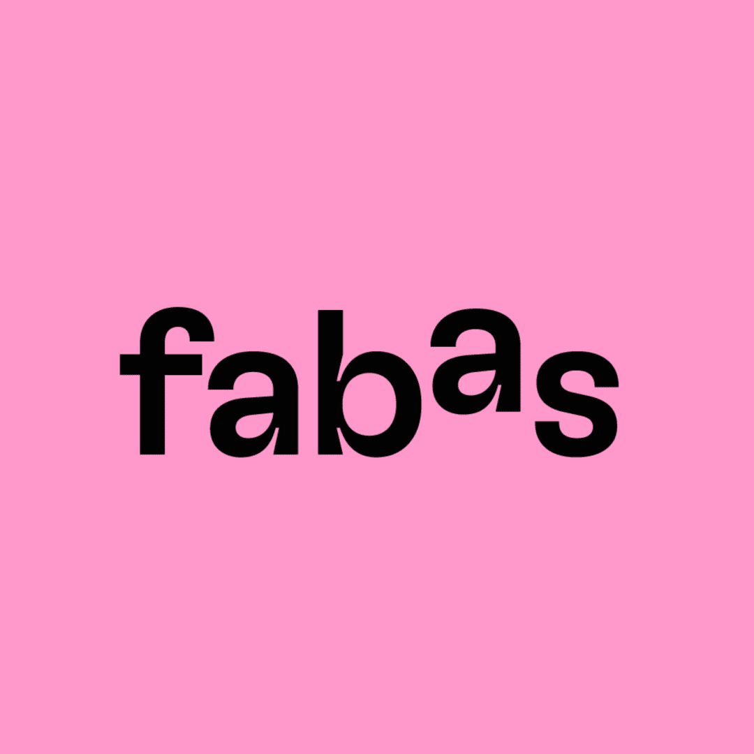 Das Wort fabas in schwarzen Kleinbuchstaben auf rosa Hintergrund, wobei sich das a und das s überlappen.