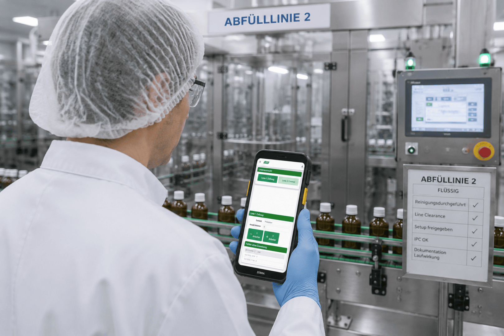 Ein Arbeiter in Laborkittel, Haarnetz und Handschuhen überprüft eine Abfüllanlage in einer Fabrik. Er hält ein Smartphone in der Hand, auf dessen Bildschirm eine Überwachungs-App zu sehen ist; im Hintergrund sind Flaschen und Maschinen zu erkennen.