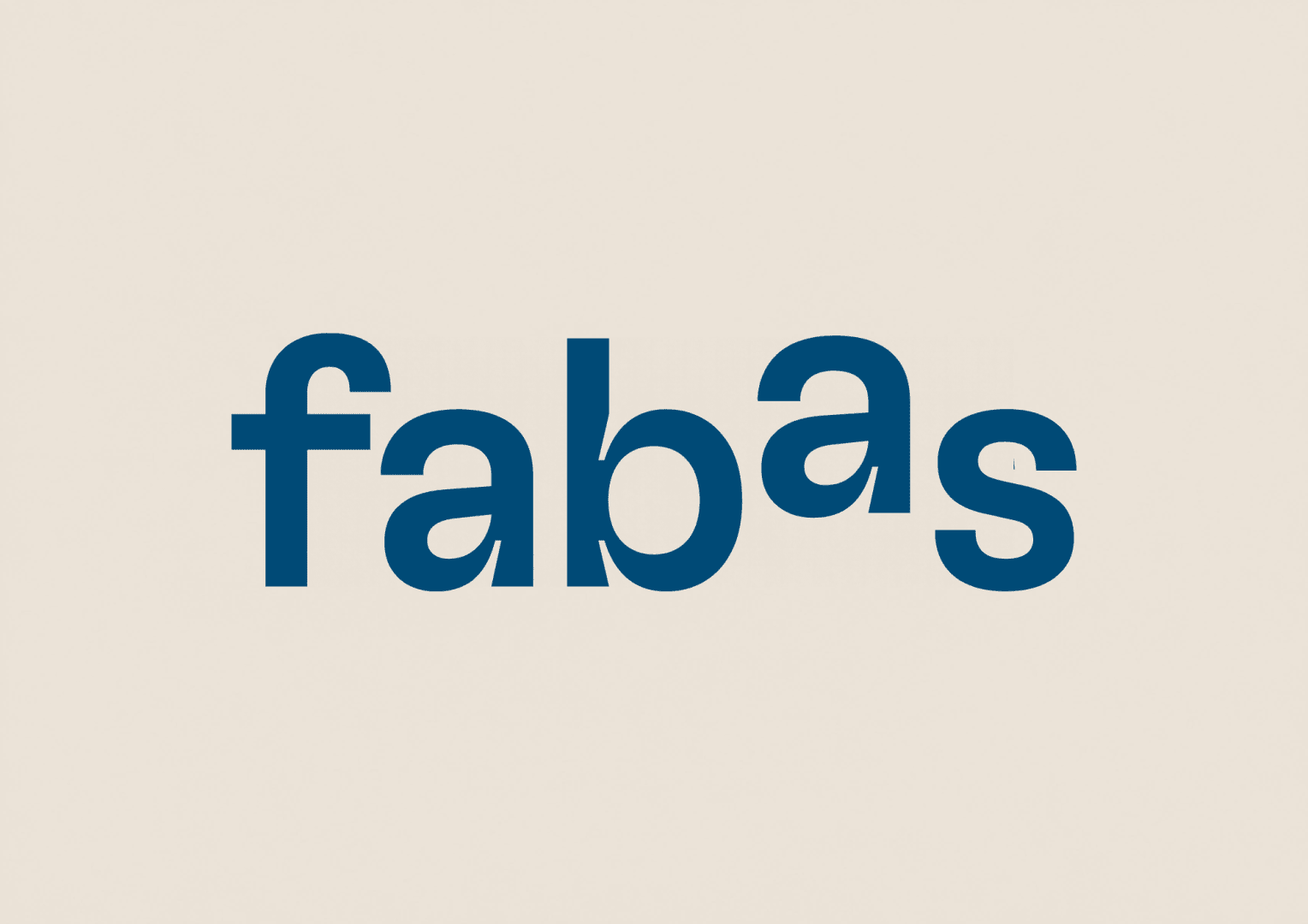 Das Wort fabas in dunkelblauer Kleinbuchstaben-Schrift, wobei sich das a und das s überlappen.