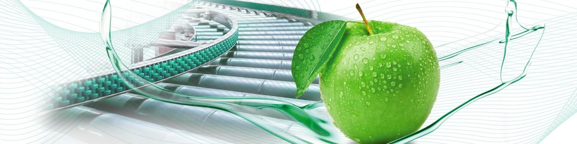 Im Vordergrund ist ein grüner Apfel mit Wassertropfen zu sehen, im Hintergrund ein Förderband oder eine Produktionslinie, überlagert von einem abstrakten grünen Schwung.