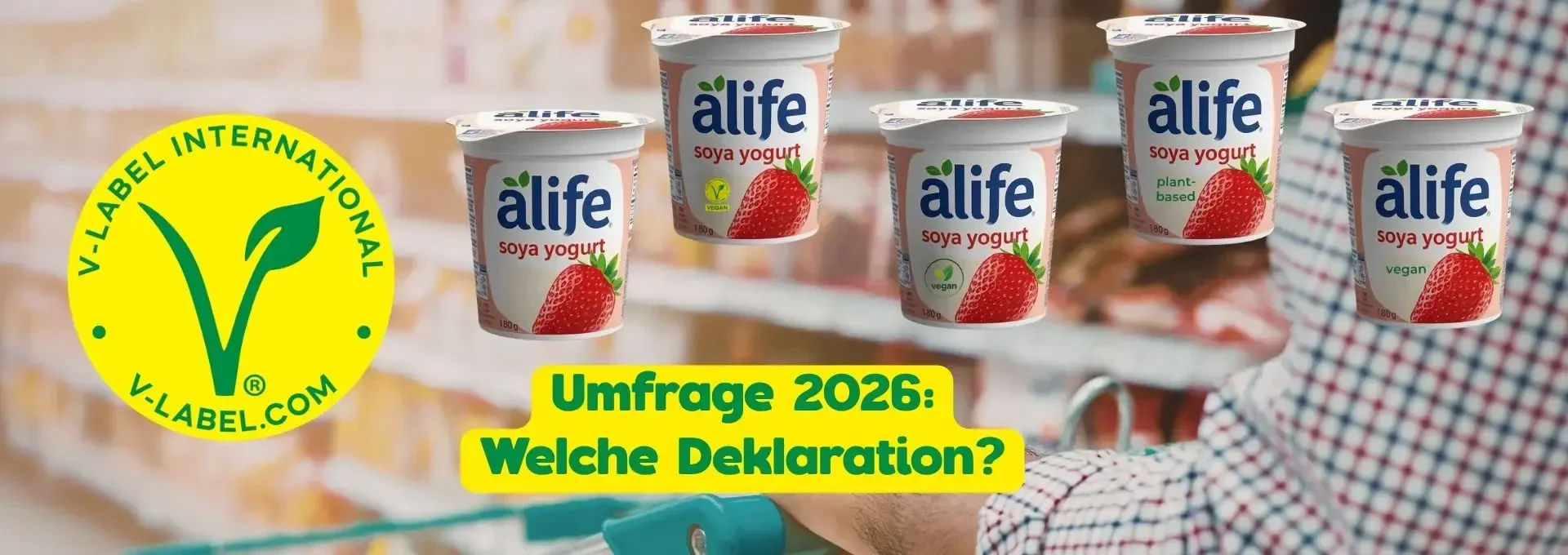 Fünf Becher Alife-Erdbeer-Sojajoghurt mit dem V-Label-Symbol für vegane Zertifizierung und einem Text, in dem um Meinungen zur Kennzeichnung gebeten wird.