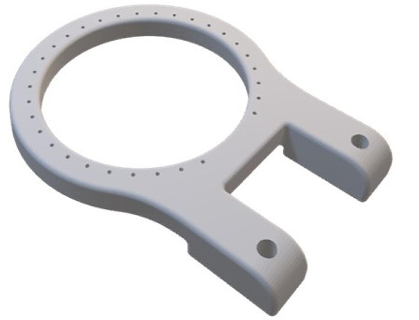 3D-Rendering einer grauen, kreisförmigen mechanischen Halterung mit einer großen zentralen Öffnung, kleinen, gleichmäßig verteilten Löchern rund um den Ring und zwei parallelen Armen mit Löchern an beiden Enden.