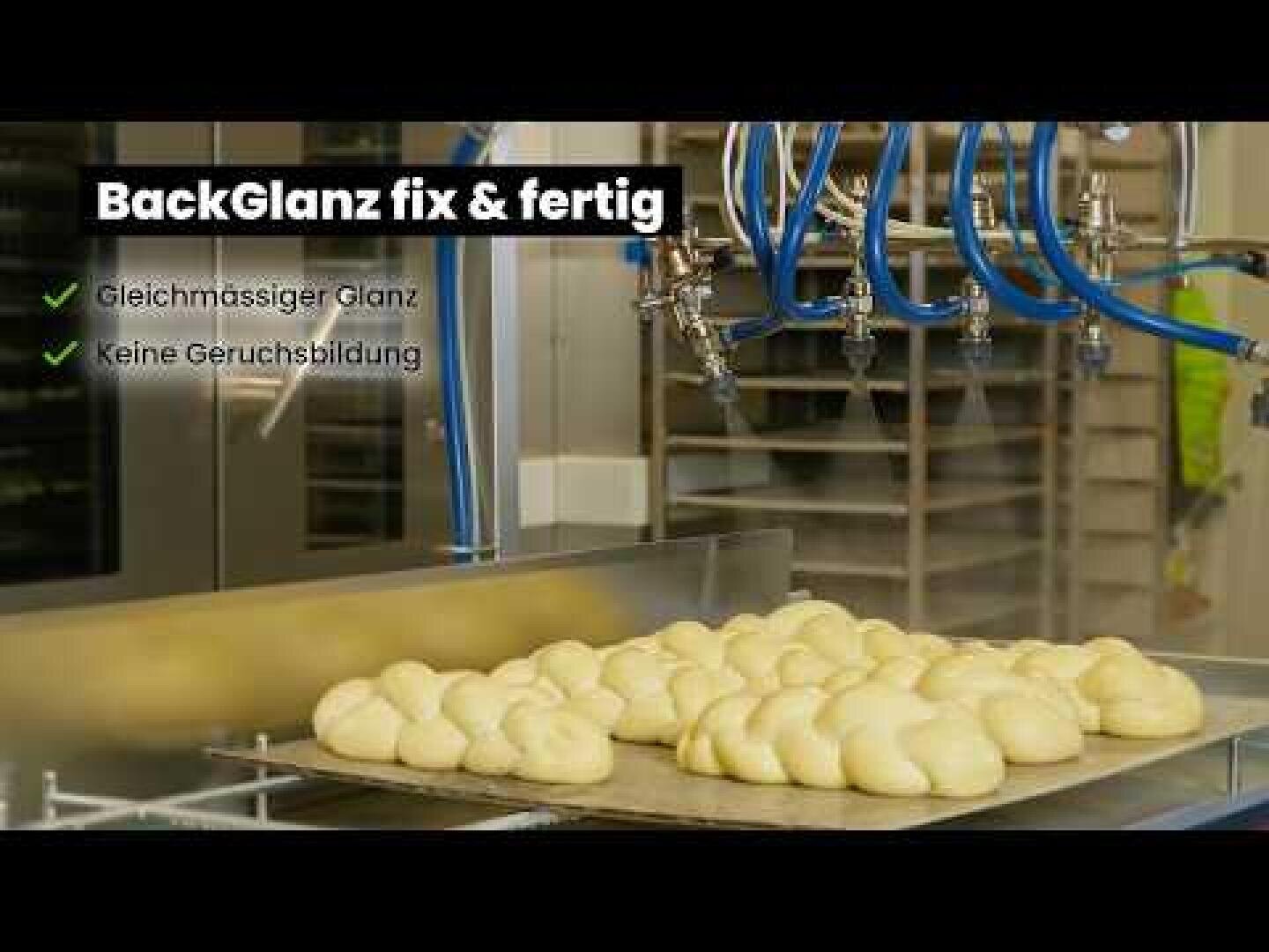 In einer Bäckerei werden geflochtene Brote auf einem Förderband von blauen Roboterarmen besprüht; ein deutscher Text wirbt mit Eigenschaften wie gleichmäßigem Glanz und Geruchsneutralität.