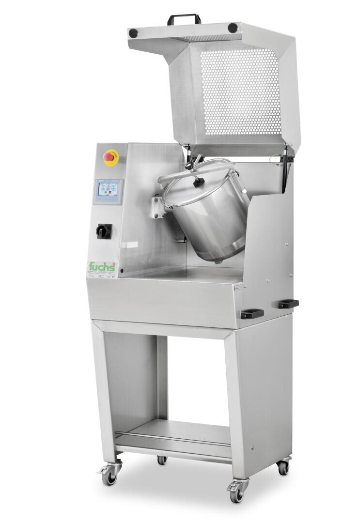 Ein industrieller Lebensmittelmixer aus Edelstahl mit offenem Deckel, Bedienfeld und einer großen Rührschüssel auf Rollen. Die Maschine stammt von der Marke Fuchs und ist für den Einsatz in Großküchen konzipiert.