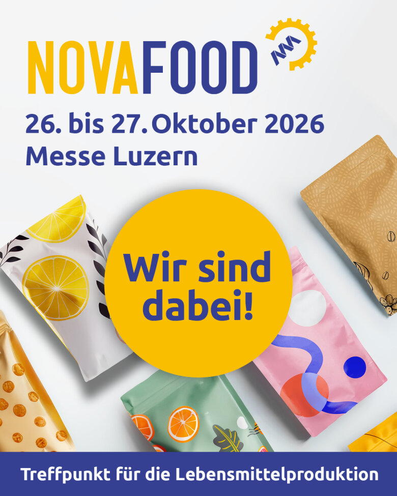 Plakat für die NOVAFOOD-Veranstaltung vom 26. bis 27. Oktober 2026 in der Messe Luzern, auf dem farbenfrohe Lebensmittelverpackungen und ein gelber Kreis mit der Aufschrift „Wir sind dabei!“ zu sehen sind. Die Textzeile darunter lautet: „Treffpunkt für die Lebensmittelproduktion“.