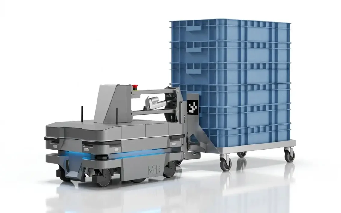 Ein grauer, autonomer mobiler Roboter zieht einen Wagen, auf dem große blaue Behälter gestapelt sind. Die Szene spielt sich vor einem weißen Hintergrund ab, wodurch das moderne Design des Roboters und die Größe der Behälter besonders gut zur Geltung kommen.