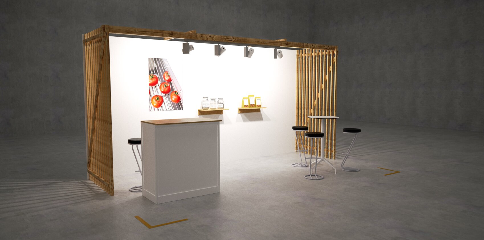Ein minimalistischer Messestand mit Holzlatten, einer weißen Theke, Regalen mit Gläsern und Schachteln und einer Wand mit roten Tomaten in einem diagonalen Muster unter Scheinwerfern.